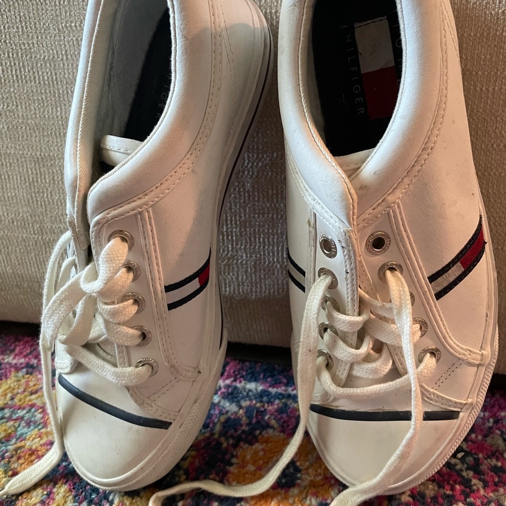 Tommy Hilfiger Tennis Shoes barely worn - tennis shoes Size 8M